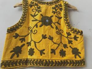 Chaleco de terciopelo Suzani para mujer, chaqueta corta, regalo de Navidad para ella, atuendo de Acción de Gracias, chaqueta étnica sin mangas, ropa boho. - Product Image 2