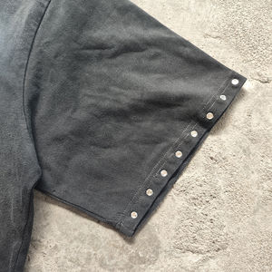 تي شيرت قطني مخصص للرجال بقصة ضيقة بأكمام طويلة بطبقة مزدوجة مع تصميم زين وحجر الراين - Product Image 3