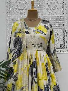 Robe longue de soirée formelle élégante avec dupatta, broderie de créateur, style Anarkali Gharara, vert Pishwas, pour le printemps - Product Image 3