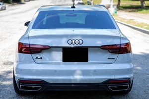 Audi A4 2.0T Quattro berline 2022, faible kilométrage, boîte automatique, direction souple, essence/électrique, état neuf - Product Image 4