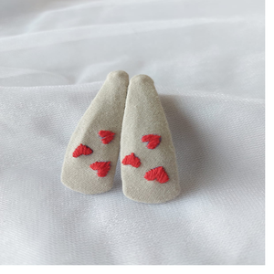 Pinza de pelo bordada con motivo de corazón hecha a medida con patrones Bordados florales ideal para reventa en tiendas de accesorios para el cabello - Product Image 1