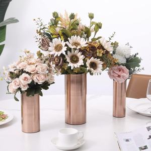 Vase à fleurs en métal au design martelé poli miroir Décoration intérieure luxueuse pour de superbes compositions florales - Product Image 4