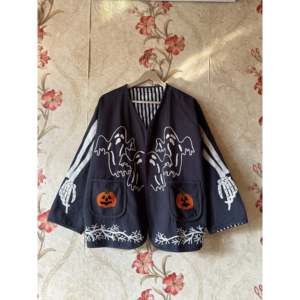 Veste en cuir PU matelassée légère et élégante sur le thème d'Halloween, avec logo personnalisé, col à capuche et décoration patchwork - Product Image 1