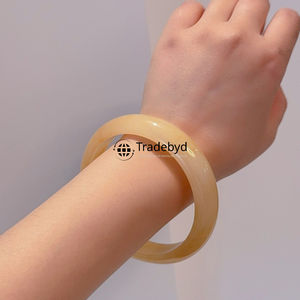 Brazaletes de resina tranquilos y elegantes para rituales de bienestar y autocuidado de Tradebyd - Product Image 3