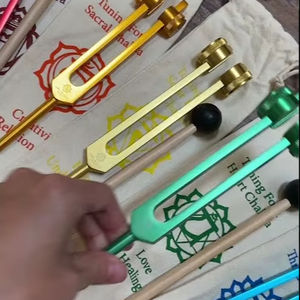 ชุดส้อมจูนจักระ 8 ชิ้น สีต่างกัน น้ำหนักต่างกัน สำหรับการบำบัด พร้อมถุงจักระที่มีสัญลักษณ์ - Product Image 4