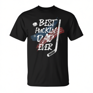 Camiseta de hockey Best Puckin Dad Ever para hombre, cuello redondo, manga corta, estampado en serigrafía, regalo deportivo - Product Image 2