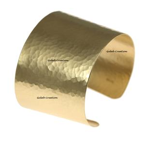 Brazalete de diseño martillado chapado en oro de ley para mujer Brazalete de declaración ajustable para moda y uso diario - Product Image 1