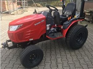 Tracteur compact Kubota L4401 rouge avec chargeur frontal, moteur 40 CV, boîte de vitesses, pneus agricoles, siège monté - Product Image 6