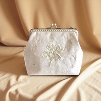 Sac à main personnalisable en toile de soie et coton, brodé de motifs floraux uniques, avec bandoulière