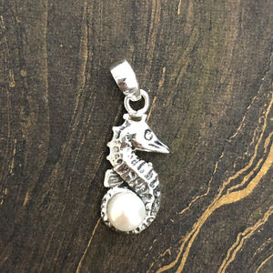 Colgante de Perla con Forma de Caballito de Mar, Diseño Elegante para Joyería y Accesorios - Product Image 1