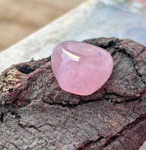 Bague en pierre précieuse de quartz rose naturel sculptée à la main Bague de déclaration de conception unique Bijoux en quartz rose - Product Image 4