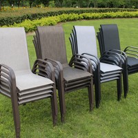Chaise d'extérieur empilable moderne et minimaliste en maille avec accoudoirs et dossier en fer forgé pour patios, salons de thé et cafés