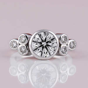 Personnalisable 18KT Solide Plaqué Or Trois Pierre Ronde Lab Grown Diamond Bague de Fiançailles Luxueux IGI Certifié Cadeau d'Anniversaire - Product Image 1