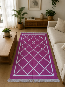 Tapis artisanal en coton rose magenta à motif géométrique losanges marocains avec franges et pompons pour la décoration intérieure - Product Image 3