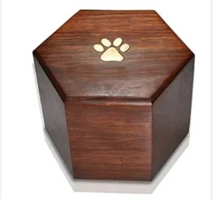 Urnes commémoratives de crémation en bois octangle sculptées à la main en Offre Spéciale pour cendres humaines mâle ou femelle - Product Image 1