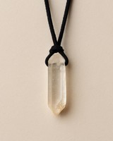 Collier minimaliste en laiton avec pendentif en cristal de quartz naturel brut, cadeau chrétien de guérison, vente en gros