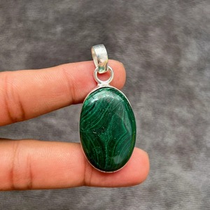Colgante de Plata de Ley con Malaquita de Mehrajudin Gems, Hecho a Mano, Regalo Cristiano Moderno para Ella en su Cumpleaños - Product Image 6