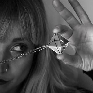 สร้อยคอจี้แฟชั่นทรงพีระมิดเพล็กซิกลาสในดีไซน์หรูหรา - Product Image 4