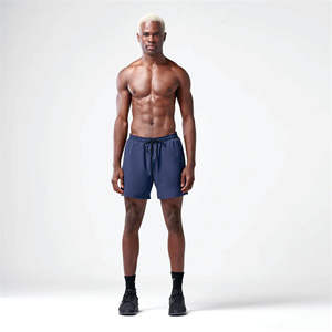 Tissu léger anti-humidité, short essentiel bleu marine de 5 pouces avec panneaux latéraux de Contour et pantalon en maille intérieure - Product Image 1