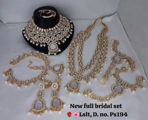 Conjunto de collar de joyería nupcial completo antiguo de diseñador chapado en oro tradicional indio y de moda WithMaangTikka para niña y Mujer - Product Image 3