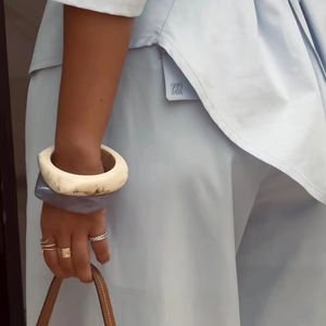 Brazaletes decorativos de resina transparente para mujer con incrustaciones florales naturales y diseño brillante en conjuntos a granel - Product Image 5