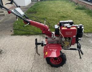 Cultivador Rotatorio Titans Pro TP1100, Motor de Gasolina de 9 HP, Arranque Eléctrico, 4 Filas, Engranaje, Uso Agrícola, Accesorios de Alimentador de Semillas y Pulverizador - Product Image 1