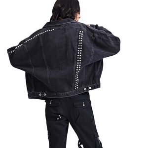 Veste en jean vintage pour homme avec logo personnalisé, rivets cloutés, style hip-hop, décontractée, coupe courte, broderie, boutons décoratifs, imprimé - Product Image 6