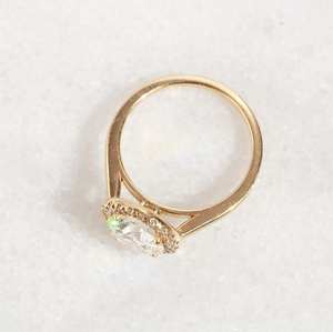 Anillo de compromiso de Halo de CZ blanco de corte redondo de 10mm con piedras de acento banda de oro propuesta de aniversario de Boda nupcial joyería de mujer - Product Image 2