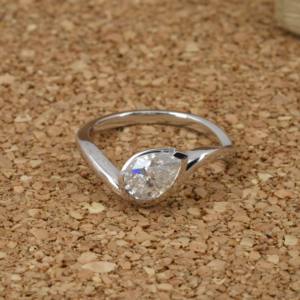 Bague en diamant scintillante unique cultivée en laboratoire plaqué or 10 carats coupe poire VVS2 IGI certifié bijoux exquis cadeau de mariage pour les femmes - Product Image 1