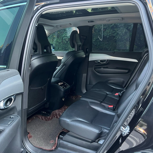 SUV de luxe 7 places d'occasion 2024, moteur essence 2.0 T bi-turbo, transmission automatique, 4 roues motrices permanente, véhicule d'un seul propriétaire - Product Image 4