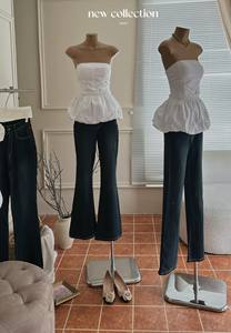 Ensemble haut sans manches blanc évasé et jean évasé taille haute en mélange de coton - Product Image 4