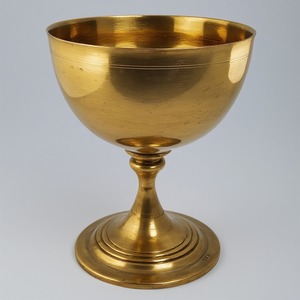 Élégant verre à vin d'église en laiton avec finition patinée martelée Artisan fabriqué pour un usage cérémoniel religieux et décoratif - Product Image 3