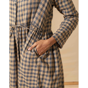 Vestido de Algodón JAYA Corte A con Cuadros Beige/Indigo y Cintura Natural - Product Image 5