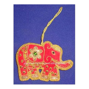 Magnifique ornement suspendu en forme d'éléphant avec broderie rouge en zari et travail de perles pour la décoration de Noël et de la maison - Product Image 1