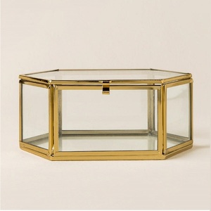 ตู้ปลูกต้นไม้แก้วใสพร้อมกรอบโลหะทองเหลือง ตู้โชว์ตั้งโต๊ะ/กล่องเงา ดีไซน์หรูหรา ทำด้วยมือ - Product Image 3