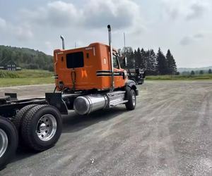 Camion semi-remorque Western Star 49X avec cabine couchette - Cabine couchette à toit plat de 36 pouces, Detroit, boîte manuelle 18 vitesses à vendre - Product Image 2