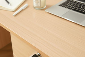 Escritorio de Estudio Moderno y Sencillo con Superficie de PU y Tablero de Aglomerado Color Haya, Modelo WT302, con 2 Cajones y Cerradura, para Centros de Estudio y Oficina en Casa - Product Image 4