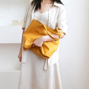 Sac fourre-tout polyvalent d'été imperméable en cuir véritable de luxe jaune pour femmes en vente - Product Image 6