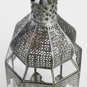 Linterna decorativa de Venta caliente con un intrincado diseño recortado y Vidrio colorido para una decoración encantadora para el hogar - Product Image 6