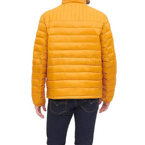 Chaqueta acolchada ligera personalizable de plumón y relleno sintético para hombre, cuello levantado de invierno, disponible a granel - Product Image 2