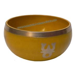 Cuenco de sonido de metal colorido más vendido con Om en forma circular para yoga, relajación y curación energética a buen precio - Product Image 1