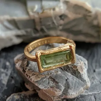 Diseño personalizado peridoto verde natural 14K oro sólido Unset anillo de compromiso anillos de oro amarillo para las mujeres proveedor de joyería