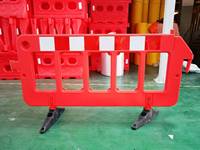 Barrera de plástico para el tráfico vial Barricada de seguridad de plástico Valla de tráfico Barandilla con soplado