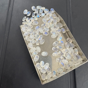 พลอยมูนสโตนสีขาวรุ้งทรงรีขนาด 5-6 มม. คุณภาพดีที่สุด ขัดเงา สีฟ้าธรรมชาติ - Product Image 1