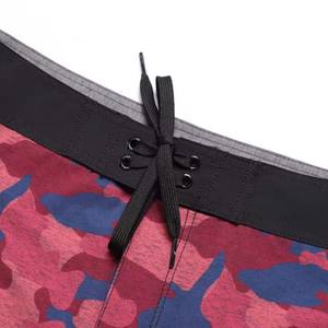 Short de gymnastique personnalisé pour hommes Short de sport imprimé en tissu extensible à séchage rapide pour maillot de bain pour hommes - Product Image 2