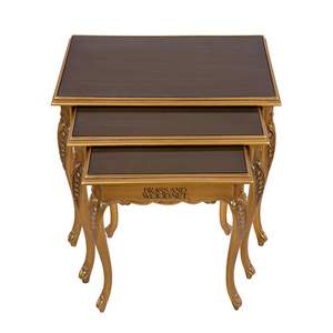 Ensemble de tables gigognes classiques en or avec dessus brillants foncés et pieds courbes élégamment sculptés à la main pour une décoration intérieure de luxe - Product Image 6