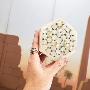 Boîte à bijoux hexagonale égyptienne artisanale en nacre Sultana - Organisateur incrusté de mosaïque (4x4,25x1,75 pouces) - Product Image 5