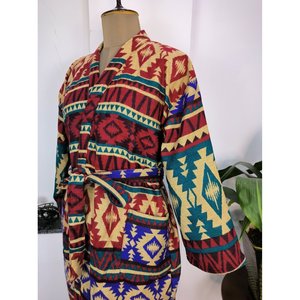 ชุดกิโมโน/เสื้อคลุมแบบยูนิเซ็กซ์ สีเบจแดง พร้อมลายพิมพ์ดอกไม้หรูหราแบบเมืองและลายเรขาคณิตเพชร ผลิตจากผ้าขนสัตว์ผสมขนจามรี - Product Image 4