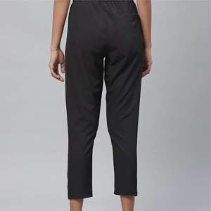 Pantalon de survêtement léger pour femme avec cordon de serrage à la taille et poches latérales, parfait pour la course, la gym et le yoga - Product Image 4