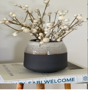 Vases en céramique peints à la main, motif feuille, bicolore, décor rustique, idéal pour les fleurs séchées. Disponible aux prix de gros. - Product Image 4